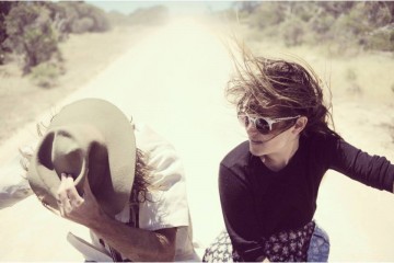 angus-and-julia-stone-photo-wind