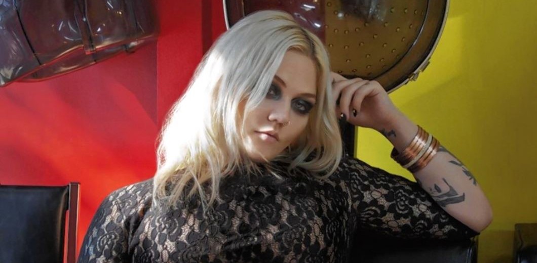 elle king
