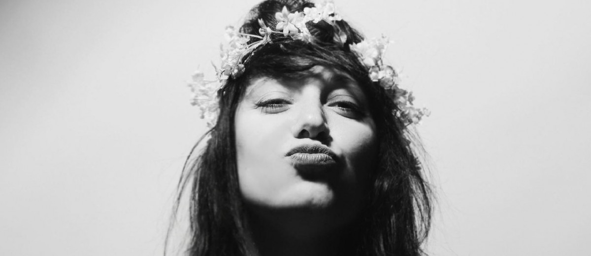 elizabeth and the catapult kiss