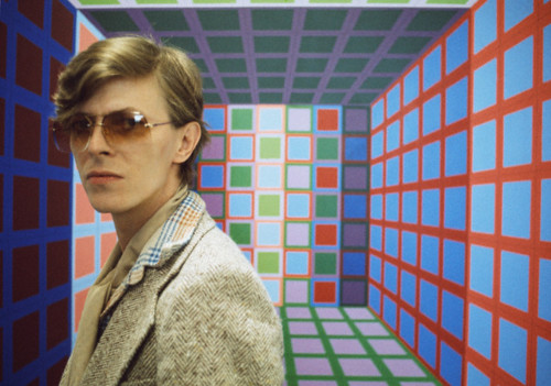 06 Jun 1977, Anet, France --- British singer, songwriter and actor David Bowie in the workshop of Hungarian French artist Victor Vasarely. --- Image by © Christian Simonpietri/Sygma/Corbis