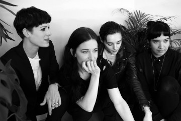 SAVAGES – Le poing en l’air