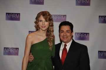 07 Taylor Swift & James Donio at 2010 NARM Convention