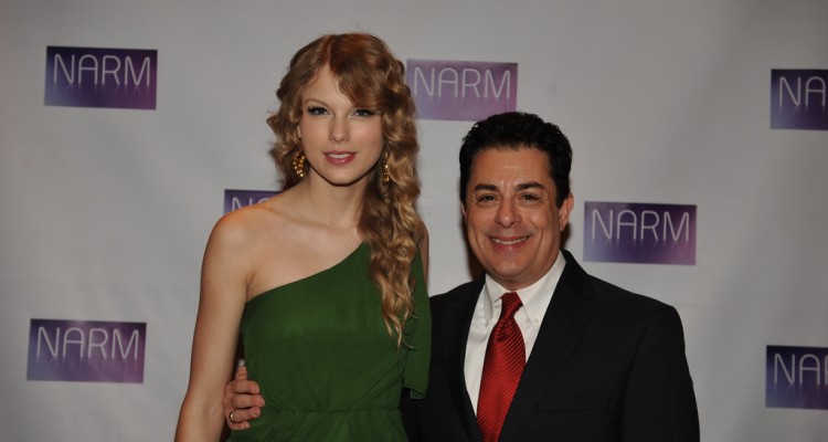07 Taylor Swift & James Donio at 2010 NARM Convention